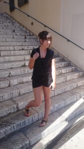 schwarzes Outfit Altstadt Cannes Treppe