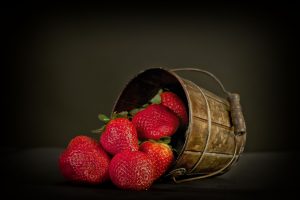 Erdbeeren im Eimer
