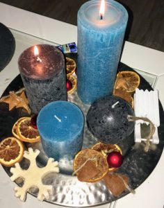 Adventskranz blaue und graue Kerzen