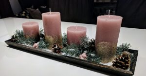 Adventskranz mit rosa Kerzen