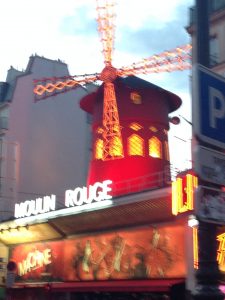 Mouline Rouge bei Dämmerung